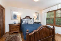 Alpine Bliss - Walk to slopes, dog friendly, fenced yard! - Boutique