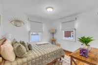 The Daydreamer - Walk To Walnut Beach, Restaurant + Shops - 3-Star