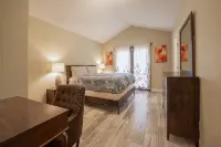Sleeps 10! Entire House, Pool, close to strip - Private Pools