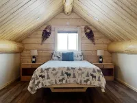 Beautiful hand-crafted log cabin on Horse Creek one block off Main Street. - Chalets
