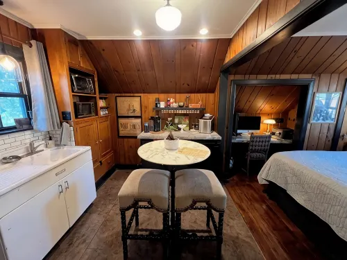 Speakeasy-Inspired Carriage House in Charming College Hill Neighborhood - appartements de vacances