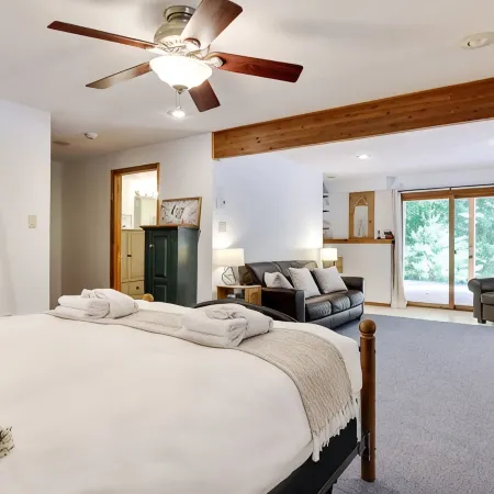 Pocono Chalet- walking distance to Lake Wallenpaupack- 3 Full baths