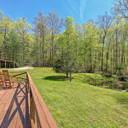 BRAND NEW! Romantic bungalow w/hot tub- minutes from downtown Blue Ridge