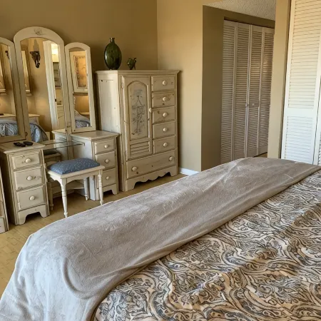 Beachfront Condo, Beautiful Views, Wide Beach