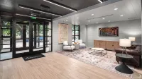 Come stay at our Horizon Hideaway. A modern downtown studio. - balcón