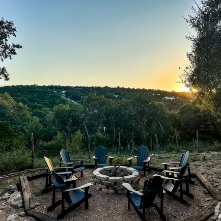 4Br Sleeps 12 - Hottub Firepit - 1 Mile to Lake & River!