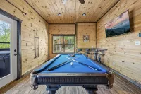 NewLuxuryCabin-Private Heated Indoor pool-Theater-Game room-Hot Tub-Fire Pit - สระว่ายน้ำส่วนตัว