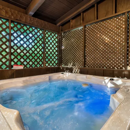 Cabin-King Master, 2 Bath, Private Loft w/ Queen & Twin,  Hot Tub, Flat Driveway