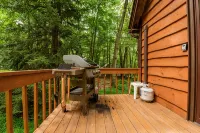 Poconos Retreat: Hot Tub, Game Room, Lakes, BBQ, Fire Pit & Family Fun - Alppimaja