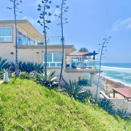 5 Br Large Beach House, Beachfront with Fire Ring,  Walk to Restaurants