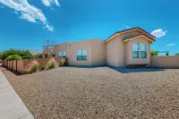 AMAZING VIEWS! Large 4-BR home with hot tub and rooftop deck overlooking ABQ - อ่างจากุชชี่