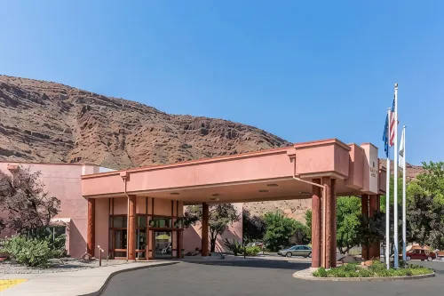 Comfort Suites - 2-Star