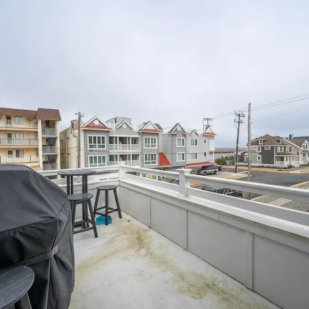 Perfect location!!! Dog friendly townhome in the heart of Stone Harbor