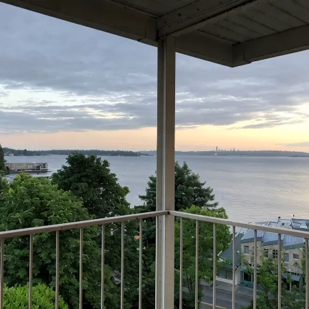 Relaxing View and Walking Distance to downtown Kirkland! Easy freeway access.