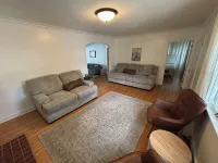 Charming, newly renovated Tudor home next to Morningside University! - 4 ดาว