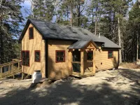 Secluded Lakefront, Dog-Friendly Cabin with Canoe, 7 Miles from the Ocean - Alppimaja