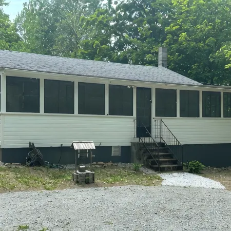 Lakes Region Cozy Camp in Shellcamp Hotéis em Gilmanton