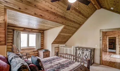 Luxury 7,500‑ Lakefront Lodge, Private Dock & Snowmobile Access - Wi-Fi