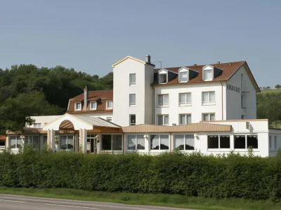 L'Orée du Bois Hotels near Les Jardins de la Terre