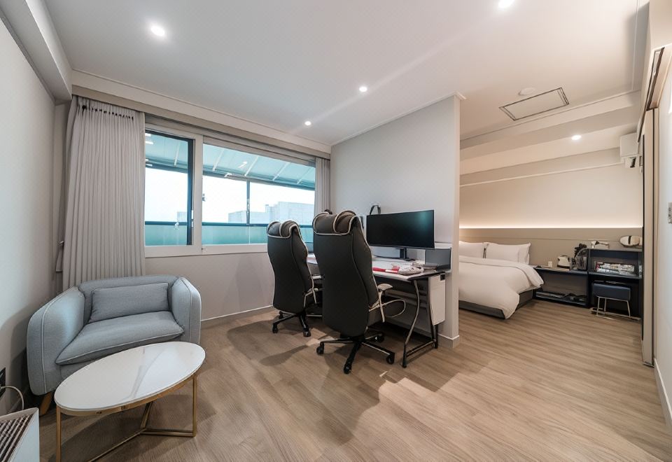 LIV Life Hotel - Housity