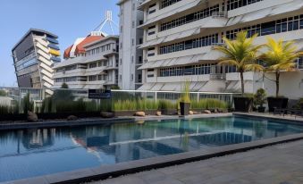 Classic Modern Studio Room Apartment at the Square Surabaya - Housity