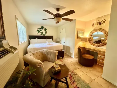 Poolside King Cabana with Full Kitchen, King Bed, Sleeper Sofa and Pool Access, Hotel Room Hotel di Mount Ida