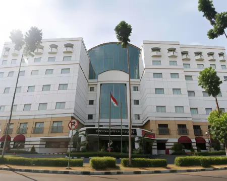 Surabaya Suites Hotel Powered by Archipelago Hotels in Genteng
