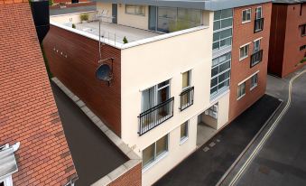 The Old Library - Modern Apartment with Rooftop Terrace Near the Train Station