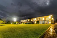 Lakeside Motel & Apartments - parkir