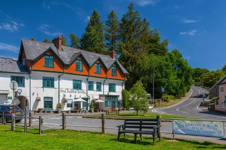 The Crown Hotel Отели в г. Туитчен