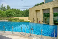 Courtyard by Marriott Gurugram Downtown - สระว่ายน้ำบนดาดฟ้า