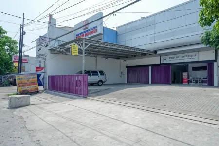 RedDoorz Near Alun Alun Kaliwungu Kendal Отели рядом с достопримечательностью «Madya Stadium Kendal»