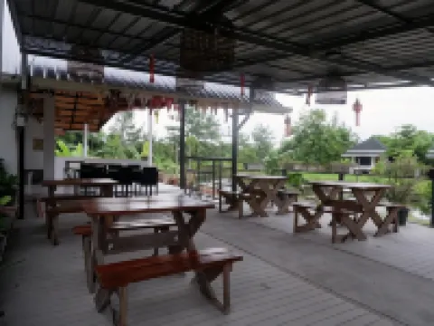 นอกชานมีนารีสอร์ท Nok Chan Mee Na โรงแรมในอำเภอ จอมทอง