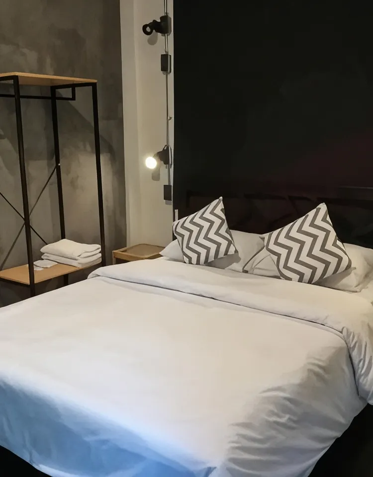 ห้องเตียงใหญ่ พร้อมห้องน้ำรวม