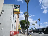 Hollywood Stars Inn Hotel dekat Prainha Tip