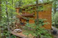 Riverfront 3BR Cabin minutes to Table Rock. Fire pit, hot tub, and game room.