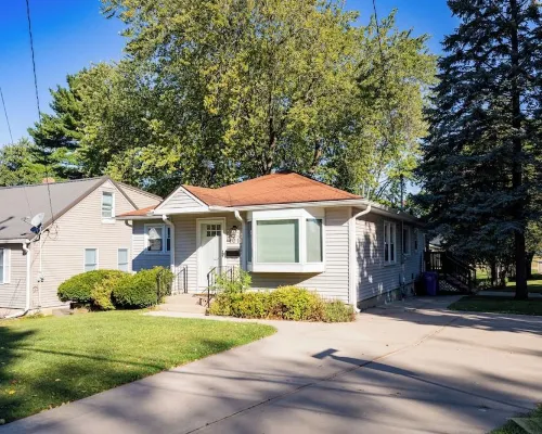 Updated 3 bed + office ranch home close to Downtown Madison Hotels in Monona