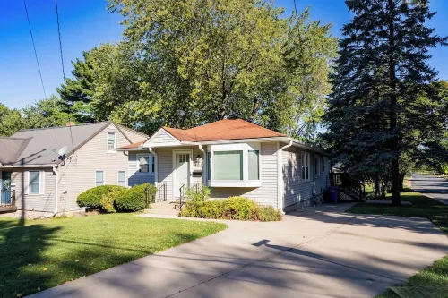 Updated 3 bed + office ranch home close to Downtown Madison Hotels in Monona