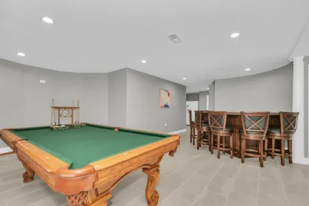 Mokena Manor: Luxury Living - Your Elite Escape!