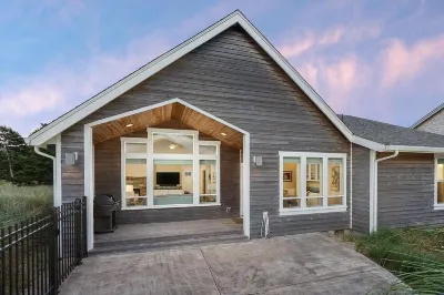 2 BLOCKS to BEACH!! 3 bedroom FAMILY & DOG- FRIENDLY w/FENCE! Close to Pelican! Hotels near Cape Kiwanda State Natural Area