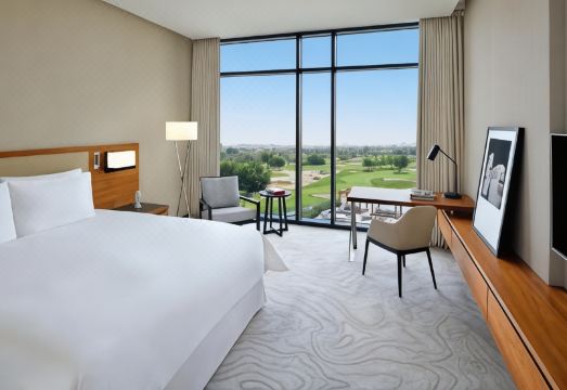 비다 에미레이츠 힐스의 아름다운 야외 수영장