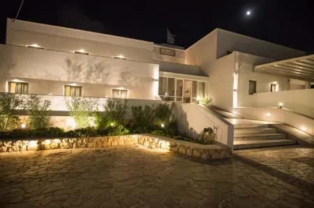 Omiros Hotel Отели рядом с достопримечательностью «Тира»