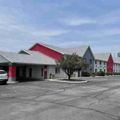 Ramada by Wyndham Effingham Hotel Exterior