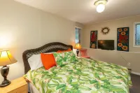 Coolfont 4 Bdrm, Lots of Beds! Cozy Wooded Cottage.
