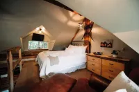 Relax at this cozy, well appointed cabin located in sunny Knik, Alaska.