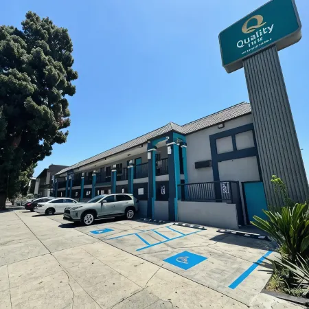 Quality Inn Near Hollywood Walk of Fame Отели рядом с достопримечательностью «Клуб «Академия магических искусств» в замке Magic Castle»