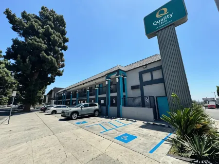 Quality Inn Near Hollywood Walk of Fame Отели рядом с достопримечательностью «Macy's 4th of July Fireworks»