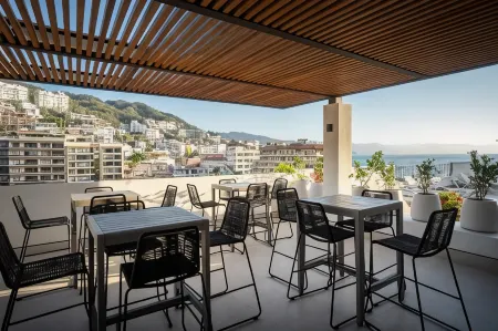 Hotel Eloisa Отели рядом с достопримечательностью «Los Muertos Beach Pier»