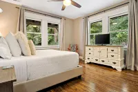 Stunning Lake Views and Cozy Retreat - Exquisite Lakefront Haven