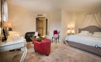 Hôtel-Spa le Saint Cirq Hotels in Tour-de-Faure